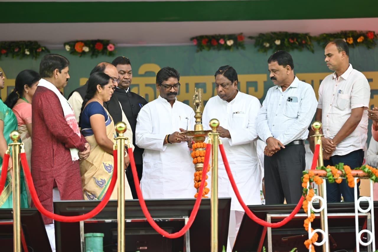 गिरिडीह के झंडा मैदान से हेमंत सोरेन ने लगायी योजनाओं की झड़ी