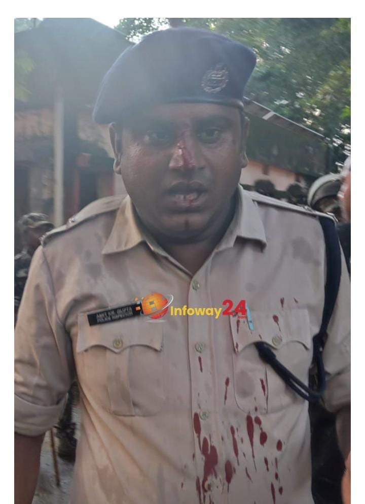Latehar Court turned into a battle field after the clash between Police and Tana Bhagat, Seven jawans including Inspector injured.
