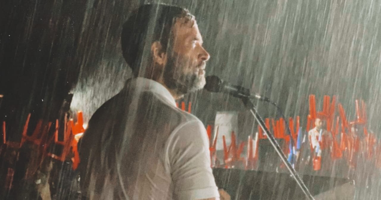 मैसूर में भारी बारिश के बीच रैली को संबोधित करते हुए राहुल गांधी का यह तस्वीर बना चर्चा का विषय