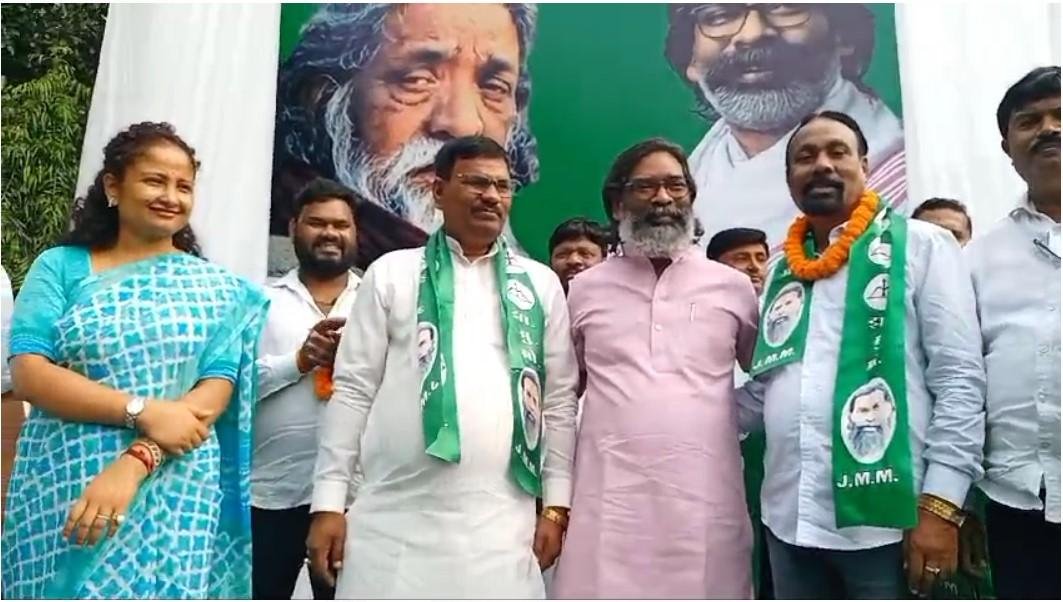 उमाकांत रजक और केदार हाजरा ने थामा झामुमो का दामन