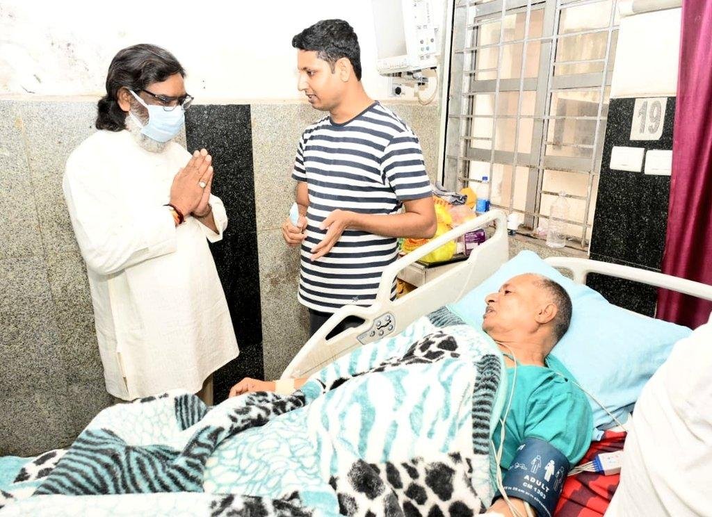 भाजपा सांसद कालीचरण सिंह से रिम्स में मिले मुख्यमंत्री हेमंत सोरेन, ली स्वास्थ्य की जानकारी