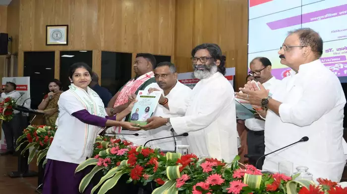 498 सामुदायिक स्वास्थ्य अधिकारियों को CM हेमंत ने सौंपे नियुक्ति पत्र, ED छापेमारी पर कहा- चुनाव के पहले विपक्ष के कार्यकर्ता हुए सक्रिय