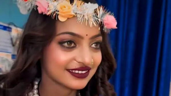 मोनालिसा के 10 करोड़ कमाने का दावा वायरल, जानिए क्या है सच्चाई