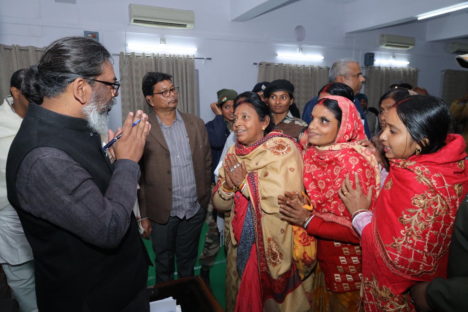 सीएम हेमन्त सोरेन ने राजभवन में लोगों से किया संवाद, कहा- समाज के अंतिम पायदान पर खड़े व्यक्ति तक योजनाओं का लाभ पहुंचाने के लिए सरकार प्रतिबद्ध