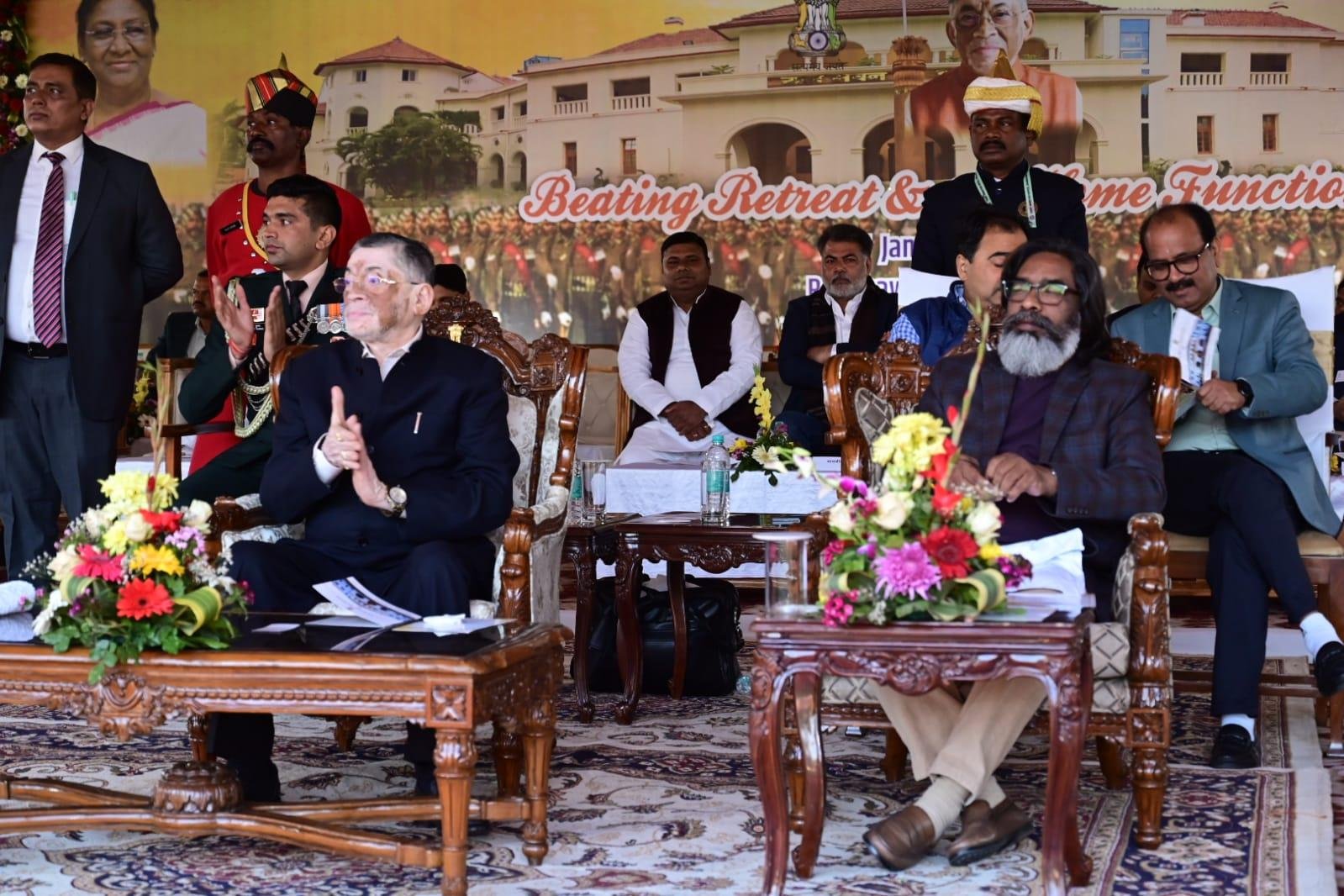 राजभवन में ‘बैंड डिस्प्ले’ और ‘एट होम’ कार्यक्रम, राज्यपाल ने गणतंत्र दिवस समारोह में झांकी, परेड एवं बैंड प्रतियोगिताओं के विजेताओं को प्रदान किए पुरस्कार