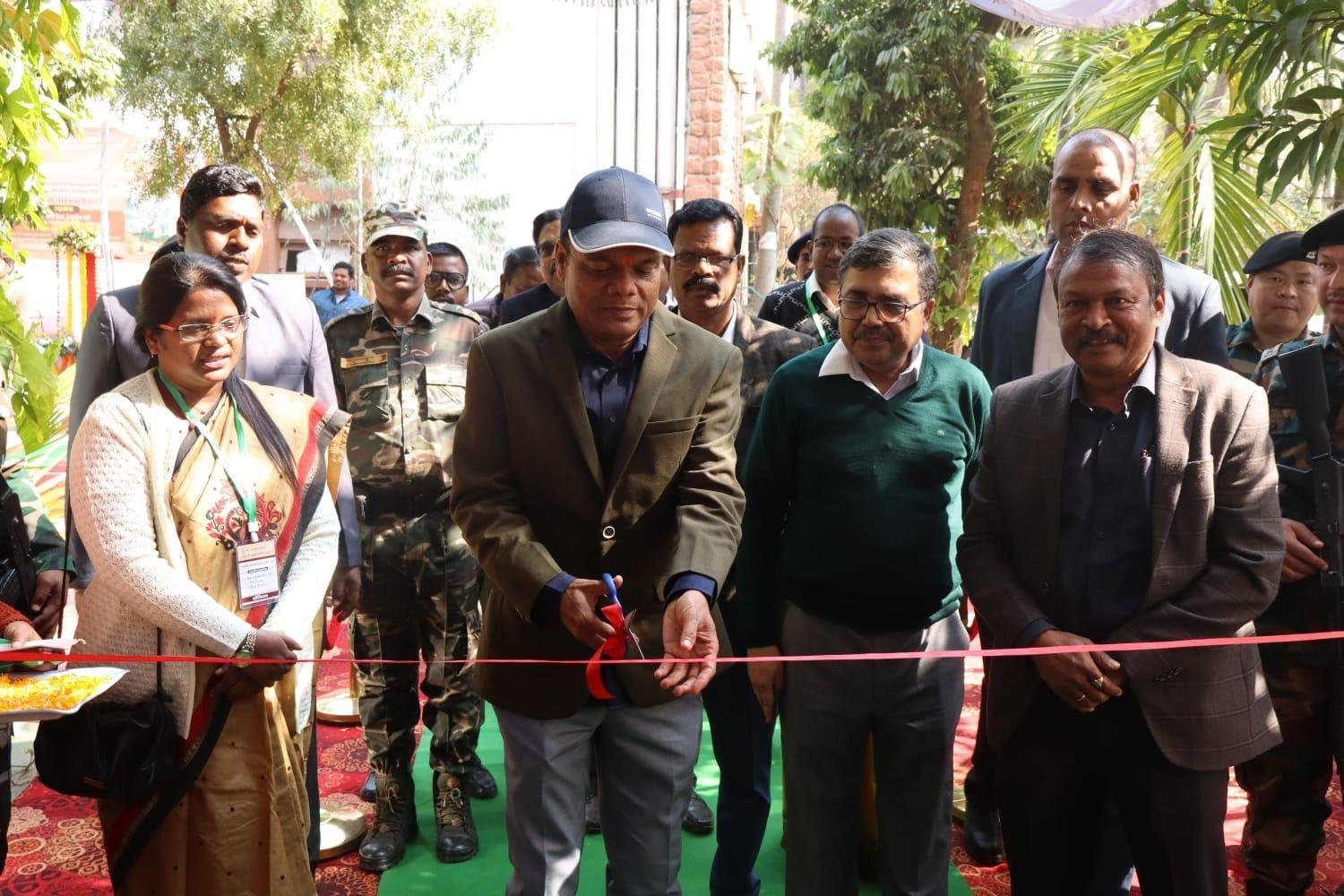 धरती आबा बिरसा मुंडा की 150वीं जयंती पर जनजातीय चित्रकार शिविर का कल्याण मंत्री चमरा लिंडा ने किया भव्य उद्घाटन