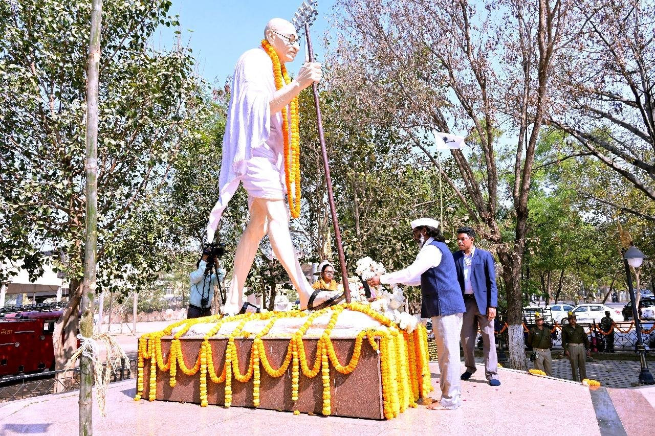 मुख्यमंत्री हेमन्त सोरेन ने राष्ट्रपिता महात्मा गांधी को पुण्यतिथि पर किया नमन, कहा-बापू के विचारों से देशवासियों को सदैव प्रेरणा मिलती रहेगी