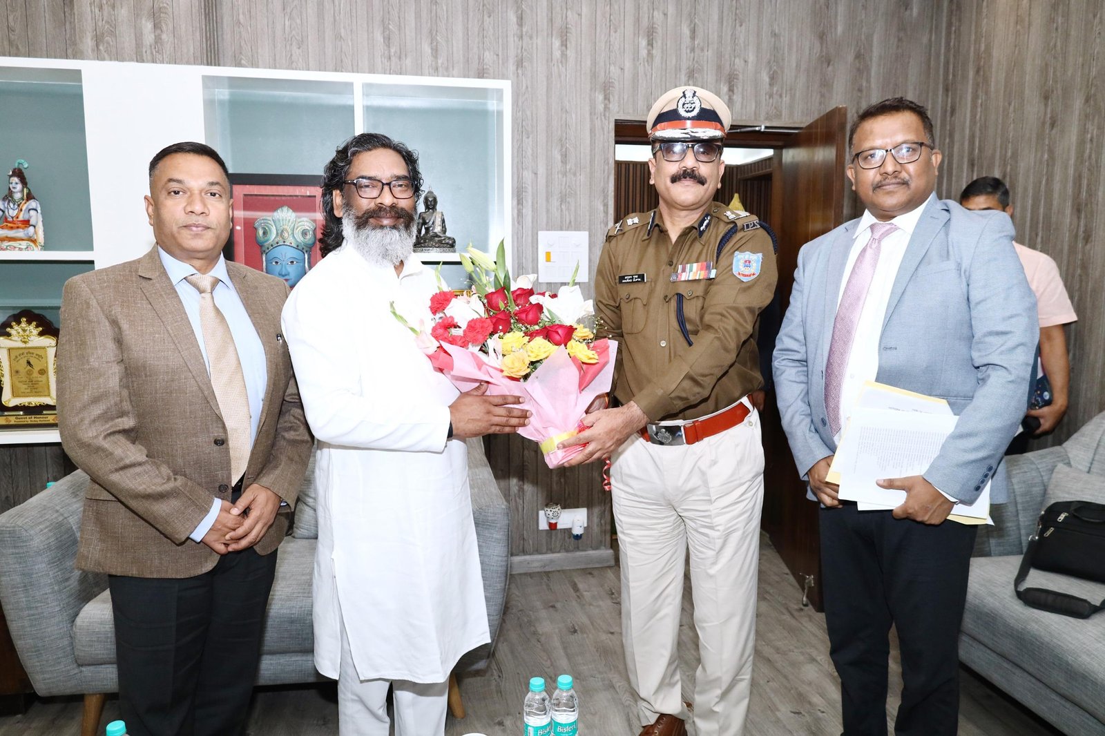 सीएम हेमन्त सोरेन से डीजीपी अनुराग गुप्ता समेत अन्य वरीय अधिकारियों ने की शिष्टाचार भेंट