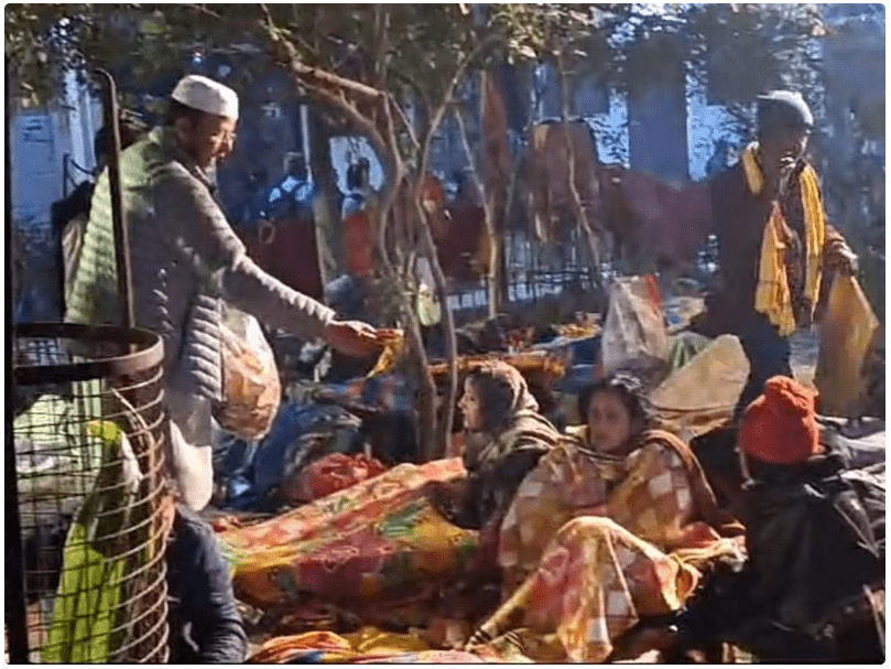 महाकुंभ में मुस्लिमों ने पेश की गंगा-जमुनी तहजीब की मिसाल, खोल दिए दरवाजे, दरी-चादर भी बिछाई