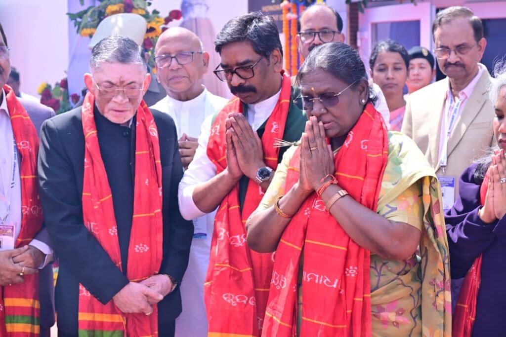 जमशेदपुर के कदमा मरीन ड्राइव में राष्ट्रपति द्रौपदी मुर्मू ने श्री जगन्नाथ आध्यात्मिक एवं सांस्कृतिक केंद्र की आधारशिला रखी। कार्यक्रम में राज्यपाल, मुख्यमंत्री और केंद्रीय मंत्री मौजूद रहे।