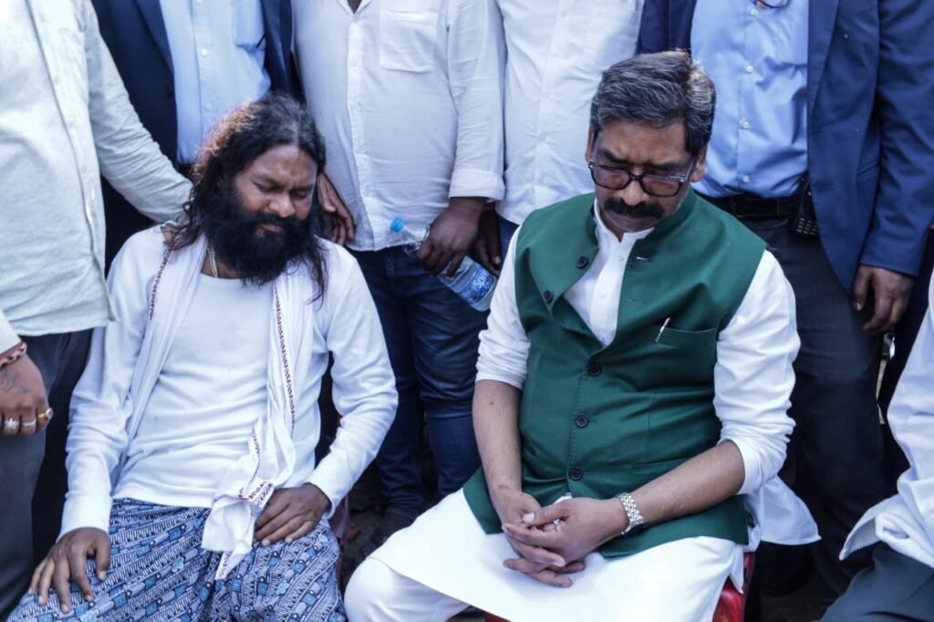 जिलिंगोड़ा पहुंचे CM हेमंत सोरेन, चंपई सोरेन के पोते वीर सोरेन को दी श्रद्धांजलि