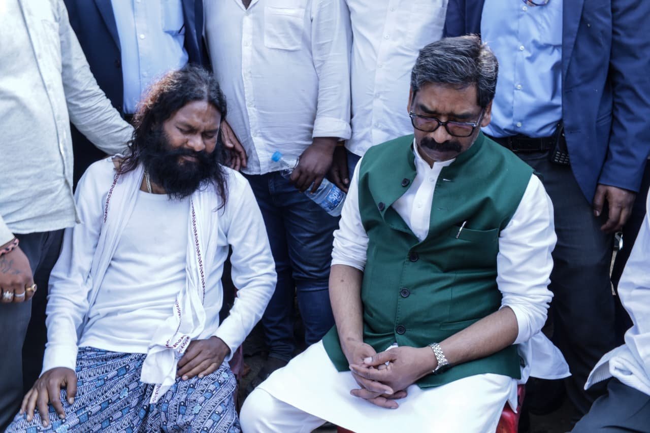 जिलिंगोड़ा पहुंचे CM हेमंत सोरेन, चंपई सोरेन के पोते वीर सोरेन को दी श्रद्धांजलि