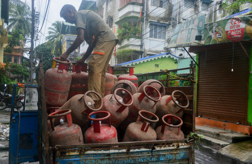 रांची में गैस संकट: सिलेंडर की कमी से शहर परेशान, गोदामों के बाहर लगी लंबी कतारें