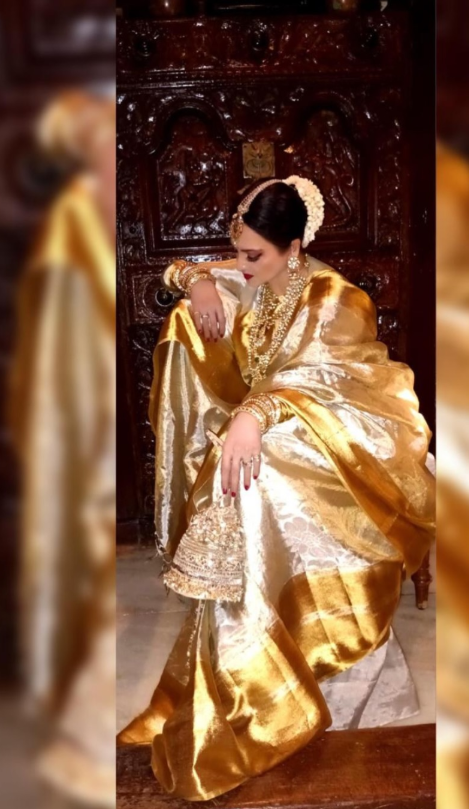 एक तू ही नहीं तन्हा…उल्फ़त में मेरी रुसवा…सिल्वर-गोल्ड हैंडलूम साड़ी में रेखा का रॉयल अंदाज़ वायरल