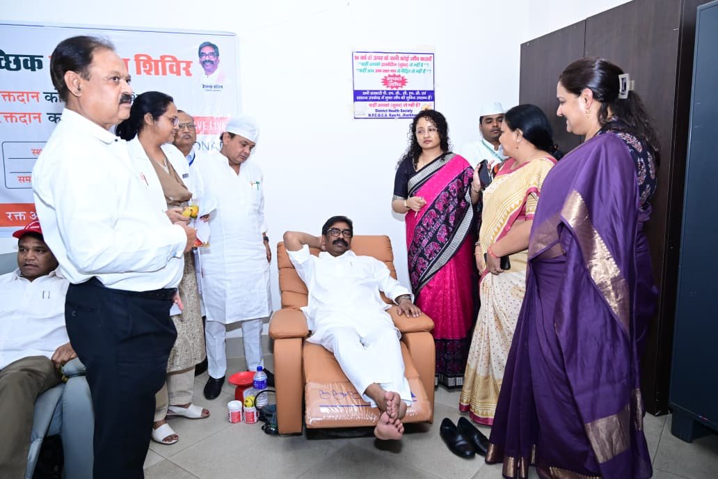 झारखंड विधानसभा में स्वैच्छिक रक्तदान शिविर, मुख्यमंत्री हेमन्त सोरेन ने रक्तदान कर किया शुभारंभ