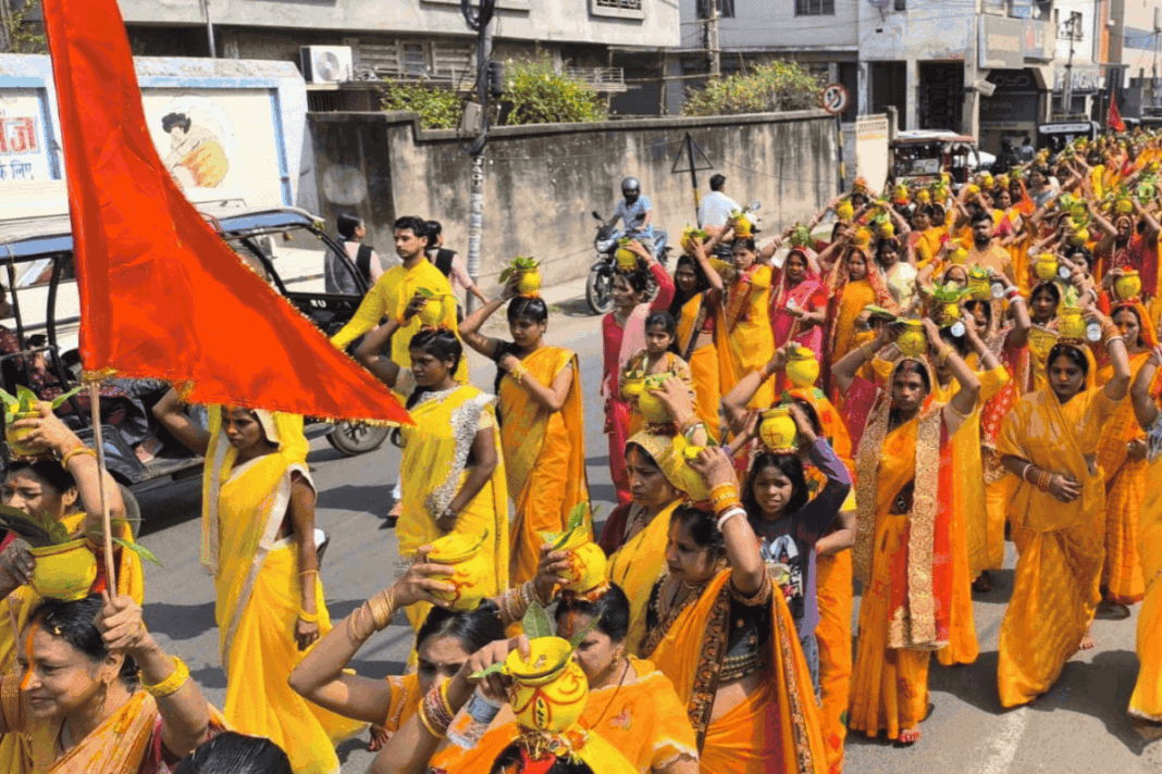 गिरिडीह में संतोषी माता मंदिर महोत्सव की भव्य शुरुआत, कलश यात्रा से भक्तिमय हुआ शहर Santoshi Mata Mahotsav Giridih