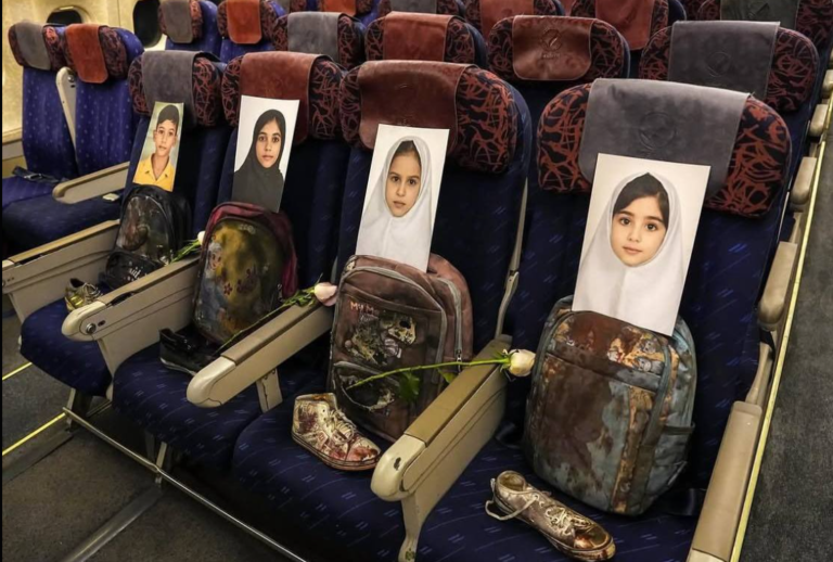 “खाली सीटें, मासूमों की याद: ईरान की भावुक श्रद्धांजलि