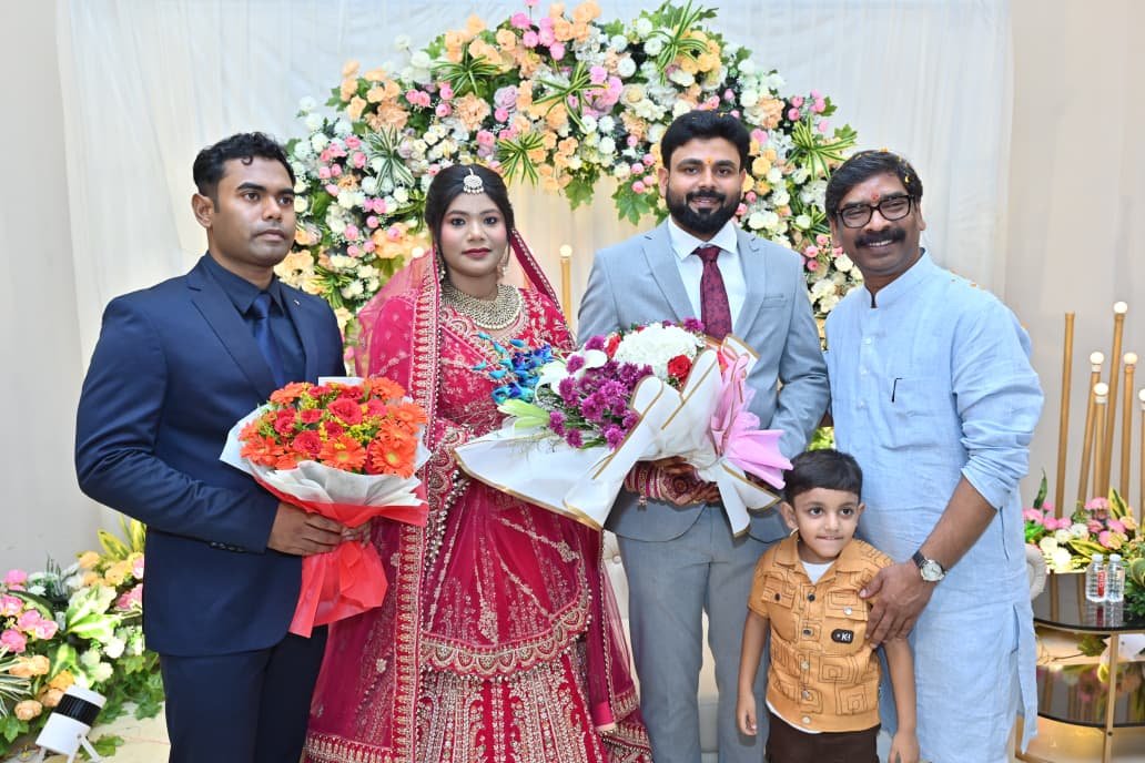 Hemant Soren Aaj Ranchi Ke Banquet or Resort Pahunche: बोरेया स्थित ब्लेसिंग बैंक्वेट में शामिल हुए, नवदंपति को दिया आशीर्वाद