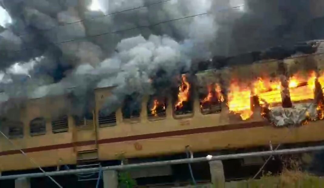 Rohtas Sasaram Patna Train Fire: सासाराम स्टेशन पर पैसेंजर ट्रेन के कोच में लगी आग – 5 बड़े अपडेट, हाई लेवल जांच कमेटी गठित Rohtas Sasaram