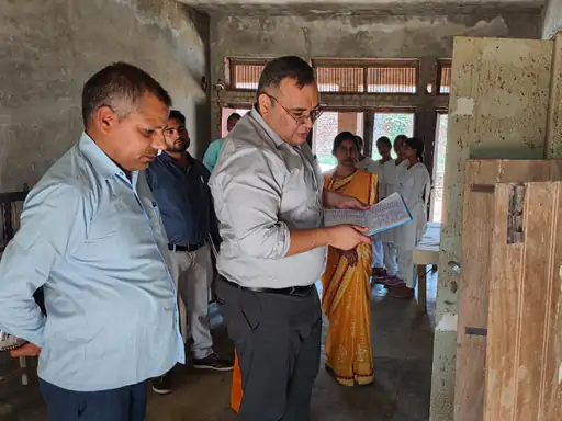 Kasganj DM Inspects Ancient Book Collection: 1240 प्राचीन पुस्तकें मिलीं, ज्ञान भारतम् मिशन के तहत दिए संरक्षण के निर्देश