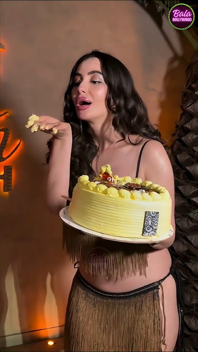 Giorgia Andriani ने Birthday Celebration में Golden Glamour से लूटी महफिल Giorgia Andriani ने Birthday Celebration में Golden Glamour से लूटी महफिल