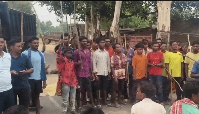 Jhabar Birhor Tola: हाइवा की चपेट में आकर वृद्ध की मौत – गुस्साए लोगों ने किया सड़क जाम (2026) Jhabar Birhor Tola