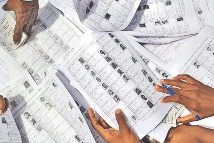 Electoral roll revision process in Jharkhand showing pending SIR cases and voter list verification documents.Jharkhand SIR