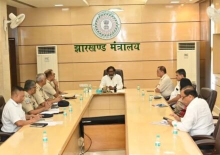 Jharkhand Chief Minister Hemant Soren during a cabinet meeting announcing major development projects and policy decisions in 2026..Jharkhand Cabinet Decisions 2026