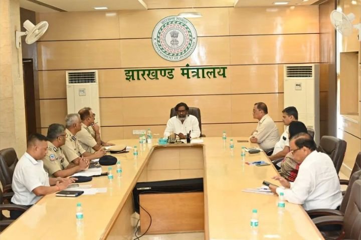 Jharkhand Chief Minister Hemant Soren during a cabinet meeting announcing major development projects and policy decisions in 2026..Jharkhand Cabinet Decisions 2026