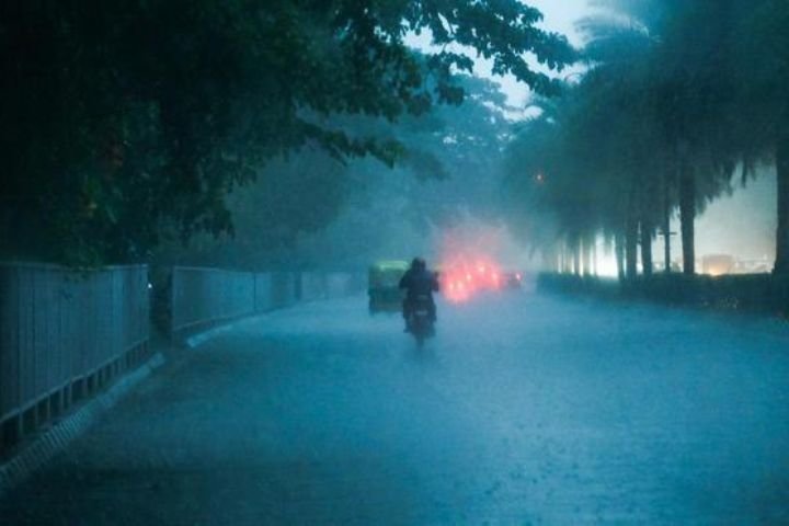 Rainy weather and falling temperatures in Ranchi, Jharkhand, following the impact of Cyclone Arnab.Jharkhand Weather Update