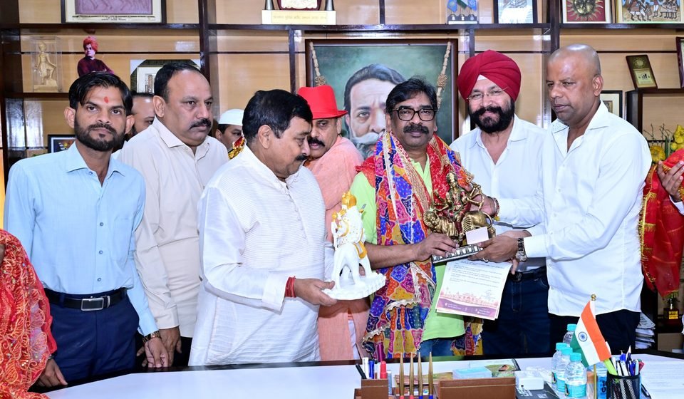 मुख्यमंत्री श्री हेमन्त सोरेन से रांची जिला दुर्गा पूजा समिति एवं रांची महानगर दुर्गा पूजा समिति के एक संयुक्त प्रतिनिधिमंडल ने की शिष्टाचार मुलाकात।