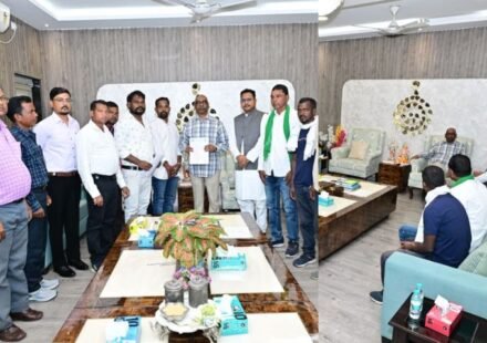 Munda community delegation meets Jharkhand Chief Minister Hemant Soren over caste correction in online Khatiyan records.Caste Correction in Online Khatiyan